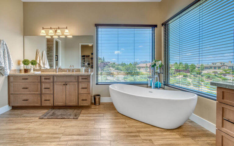 کف SPC در آشپزخانه و حمام؛ چرا انتخاب ضد آب خانه شما را به فضایی امن و راحت تبدیل می‌کند؟